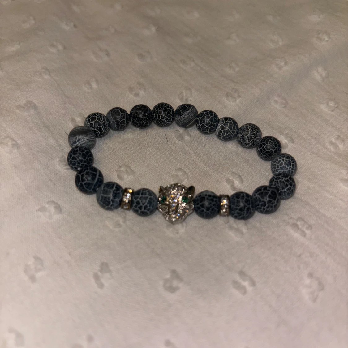 Svart pärlarmband med leopardhuvud - 2
