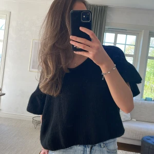 Svart stickad tröja - Säljer en svart stickad tröja från Qnuz💞💞