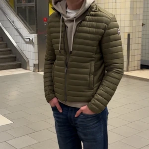 Colmar Dunjacka - Använd fåtal gånger men tags är fortfarande på. Nypris runt 4000kr, men säljer min för 999kr! Stört lågt pris!! Ställ frågor vid minsta fundering ✅