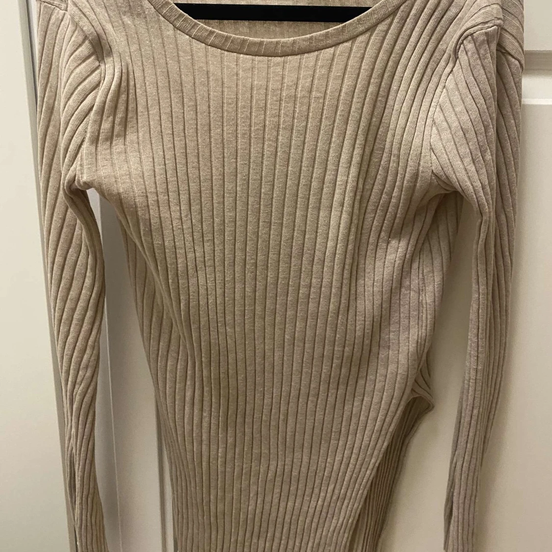 Beige ribbad långärmad tröja - 1