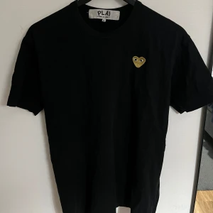 Svart t-shirt från Comme des Garçons PLAY - Det är storlek XL men passar M/L. Köpt på NK i Stockholm!