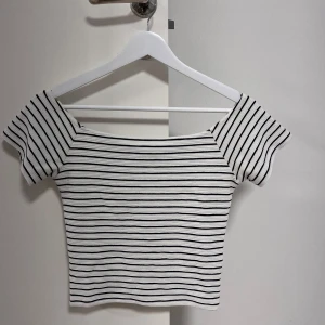 Randig off shoulder - Skön off shoulder topp! Bra skick🤗