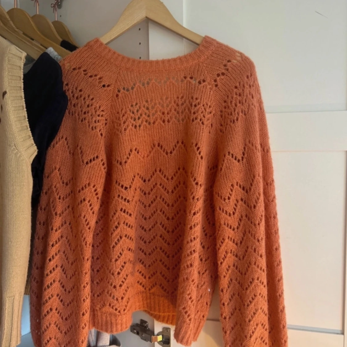 Stickad orange tröja med rosett från NLY Trend - 1