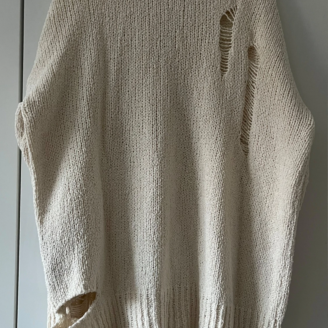 Beige stickad tröja med v-ringning - 2