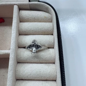 Silverfärgad ring med svampmotiv - Unik silverfärgad ring med en detaljrik svamp som motiv. Ringen har en tunn band och svampen är i fokus framtill, perfekt för dig som gillar naturinspirerade accessoarer.