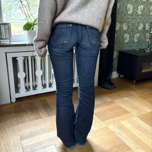 Mörkblå bootcut jeans från Lee - Snygga mörkblå jeans från Lee. Gylfen är tyvärr trasig. Se sista bilden hur de ser ut 