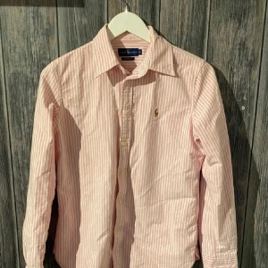 Ralph Lauren Skjorta - Rosa och vit Ralph Lauren skjorta, i princip nyskick. Öppen för prisförslag! Var inte rädd att ställa några frågor!