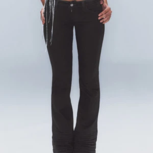 Svarta low waist bootcut jeans - Säljer mina populära svarta bootcut jeans med låg midja i storlek W27 L32. Jeansen är ifrån cheap Monday (weekday) och slutsåld överallt. Snygg passform som sitter tight upptill och släpper ut vid bensluten. Säljer de pågrund av att de inte kommer mer till användning. Pris kan diskuteras.