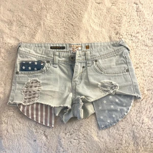 lågmidjade jeansshorts  - Så fina låga jeansshorts i super bra skick, midjemått 38