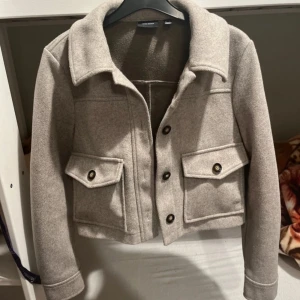 Beige kappa  - Jättefin kort kappa från vero Moda. Endast använd 3 gånger. I väldigt bra skick.💕