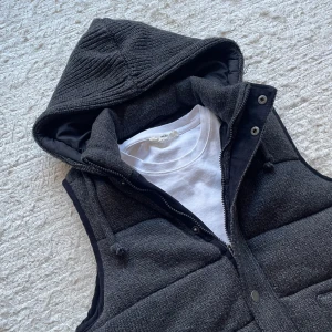 Stickad Väst med Luva - Säljer nu denna stickade väst som verkligen påminner om Stenströms manchester-västar och passar perfekt nu till våren 🌼| På lappen står L, men enligt mig passar den både L och M | Hör gärna av dig vid minsta fundering! /👑