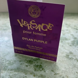 Versace Pour Femme Dylan Purple Eau de Parfum - Versace Dylan Purple pour femme är en lyxig parfym med en blommig, fruktig och myskig doft. Toppnoter av bitter apelsin, päron och bergamott, hjärtnoter av lila fresia och mahonia samt basnoter av cederträ, ambrofix och sylkolide. 1ml. Ej använd.