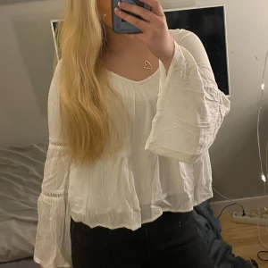 Vit blus - En vit blus från hollister, superfin och perfekt till sommaren💗💗