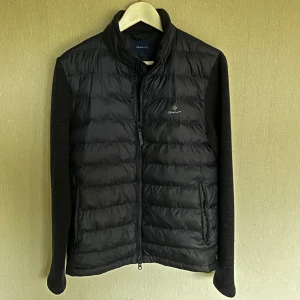 Gant cardigan - Gant cardigan i storlek S, lite små defekter lite överallt som man bara ser i väldigt bra ljus, skulle säga att om man inte kollar noggrant och letar efter defekter så kommer man inte se de.