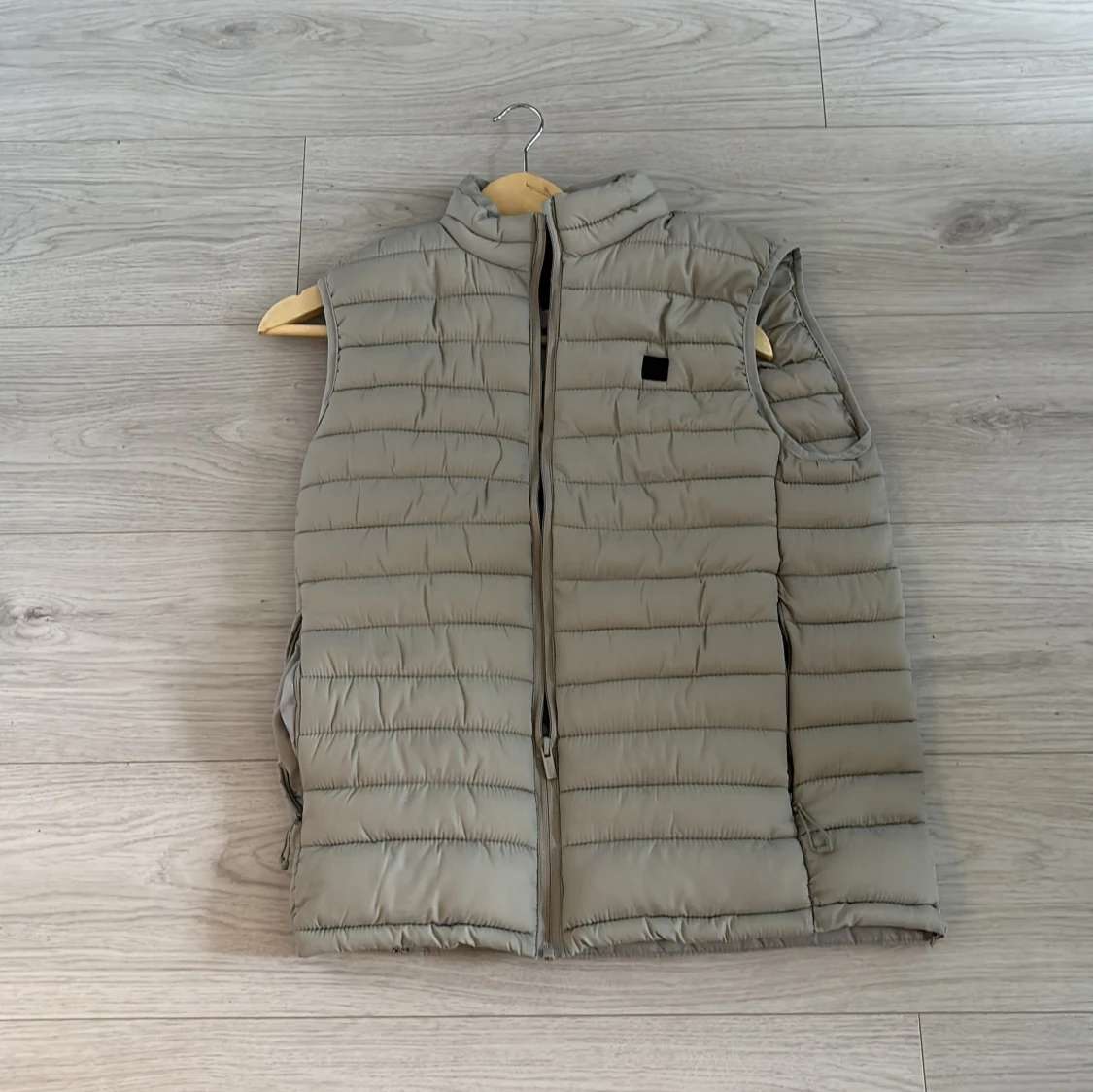 Ljusgrå dunväst från The Boston Vest