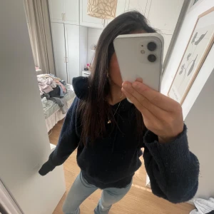 stickad hoodie - stickad mörkblå hoodie.💙 hoodien är varm och har långa ärmar samt ribbade muddar vid ärmslut och nederkant. 😇Perfekt för en avslappnad stil.🥰