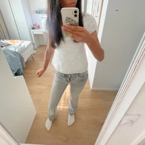 low waist bootcut jeans - Ljusgrå low waist bootcut jeans med en snygg fick detalj med knappar🥰säljer pga att de är lite lite för korta i benen för mig som är ca 170, har långa ben.