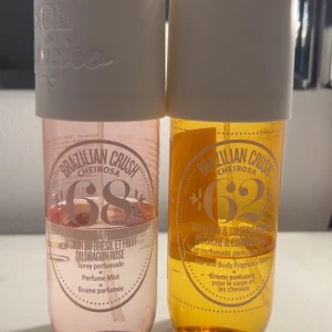 Sol de Janeiro Brazilian Crush Cheirosa 68 & 62 Perfume Mist Duo - Två parfymmist från Sol de Janeiro: Cheirosa 68 i rosa flaska med doft av brasiliansk jasmin och drakfrukt, samt Cheirosa 62 i gul flaska med doft av pistage och salt karamell. Båda har vita lock och rymmer 240 ml men på bilden kan ni se hur mycket dom är använda 🌸