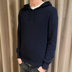 Kashmir Hoodie - Kashmir hoodie i size M.Skick 8/10(lite knopprig) Från sayless som är limiterade. Mitt pris endast 699kr Nypris 1299kr
