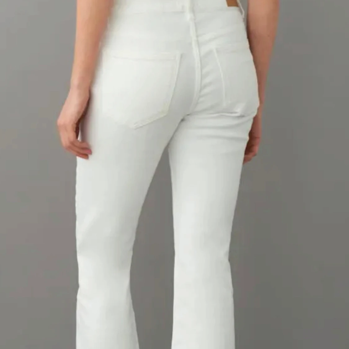 Vita bootcut jeans från Gina tricot