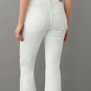 Vita bootcut jeans från Gina tricot - Säljer ett par vita bootcut jeans med klassisk femficksdesign och hög midja. Jeansen har en snygg passform som sitter tajt upptill och släpper ut vid bensluten. Perfekta för dig som vill ha en fräsch och stilren look. 