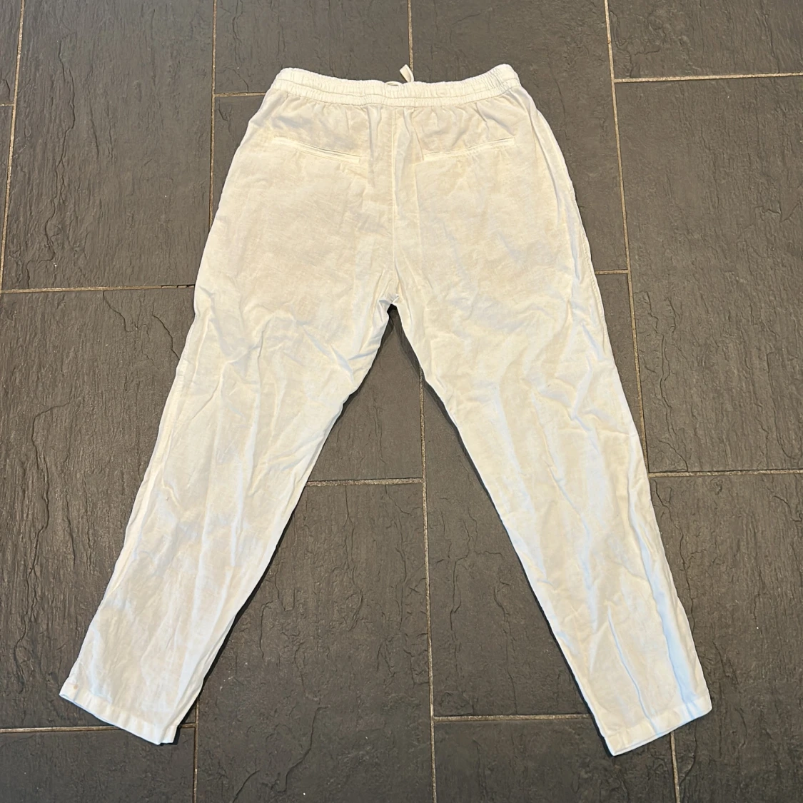 Vita linnebyxor från zara, litet hål - 1
