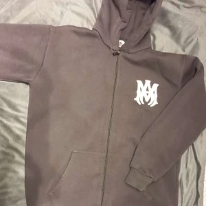 Grå Amiri hoodie och byxor - Grå Amiri track suit mjukisar storlek xl har knappt blivit använd för att den inte passar, pris kan diskuteras 