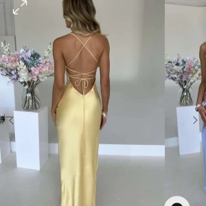 Ljusgul långklänning med öppen rygg och slits - Jättefin ljusgul klänning från Babyboo! Passar perfekt till bal eller festliga tillfällen. Säljer vidare pga hittat en annan balklänning. Storlek S💕