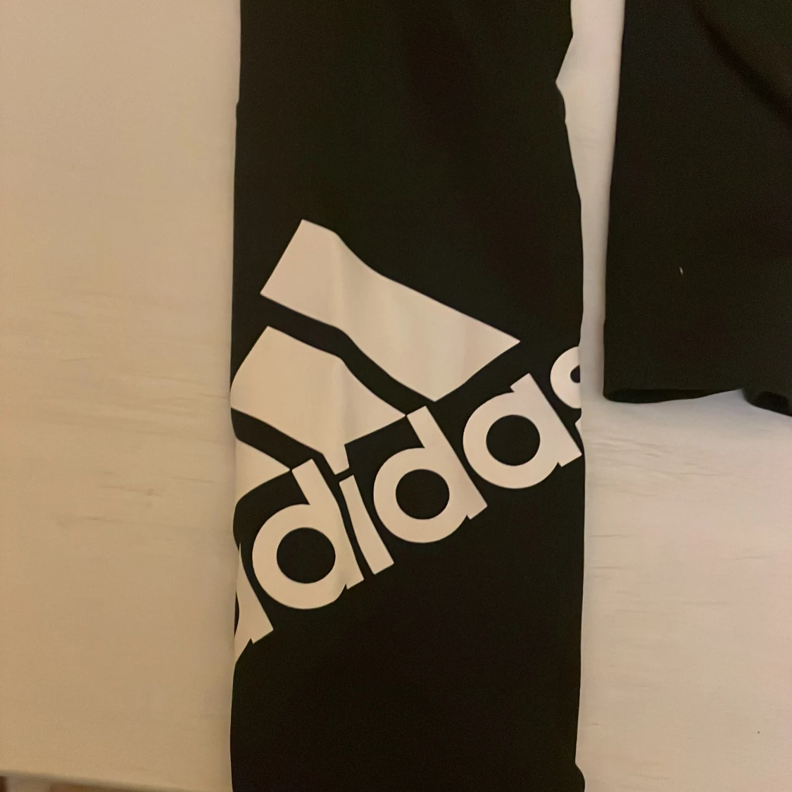 Svarta leggings med vit Adidas-logga - 2