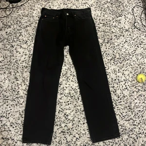 Svarta jeans från Weekday - Säljer ett par svarta jeans från Weekday i modellen Space Relaxed Straight Jeans. I princip oanvända, max 5 ggr. Nypris: 600kr. Mitt pris: 250kr. Perfekta för dig som gillar en enkel och stilren look.