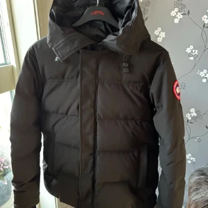 Canada Goose - Mac Millan - Storlek M, Parka Black, Kvitto finns, Bra skick ingen rök lukt eller skador på jackan. Intressekoll tar bud.
