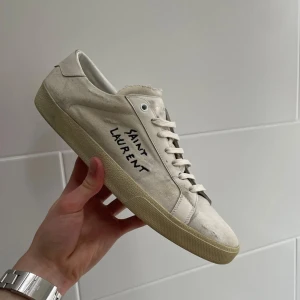 Saint Laurent skor  - Hej! Säljer nu dessa svin feta saint Laurent skor. Skorna är i grymt skick! Inga defekter. Helt nya skosnören! Hör av dig vid frågor eller liknande