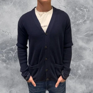 Ralph Lauren Kofta Blå - •Ralph Lauren Kofta Blå. Skick: 8/10, inga skador! Storlek: S Herr. Modell: 173 cm, 65 kg. Sitter något stor på modellen på bild. Authentic: ✅. Hör av dig vid frågor eller funderingar, mvh Hessler’s;)