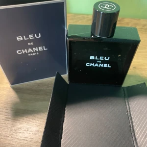 Bleu de Chanel Eau de Parfum och Eau de Toilette - Säljer Bleu de Chanel för herr, Eau de Toilette. Parfymen kommer i elegant mörkblå glasflaska med silverdetaljer och klassisk Chanel-design. Förpackningarna är stilrena med blå och svarta toner samt tydlig logotyp. Helt full. Nypris:1500