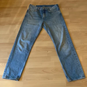 Blå jeans Relaxed fit från H&M - Säljer ett par klassiska blå jeans från H&M med relaxed fit. Jeansen har fem fickor, raka ben och normal midja. Perfekta för en avslappnad stil och passar till det mesta. Enkel design utan slitningar eller extra detaljer.