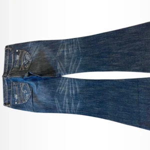 Luxury denim brand jeans - Ett par jättefina low rise bootcut jeans i mörkblått från märket Luxury denim brand. Snygga slitningar på framsidan samt på baksidan. De har detaljer på bakfickorna och på fler ställen. Skicket är 10/10 med 100% bomull. Skriv gärna om ni har frågor!!