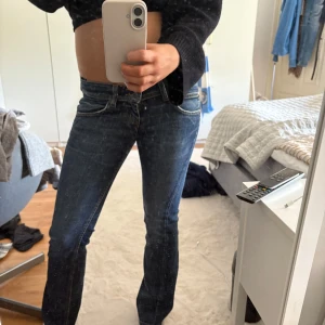 Mörkblå bootcut jeans - Lee jeans! Säljer då de är för korta för mig. Köpte för 850 på Plick så vet tyvärr ej vart de är köpta eller när. Säljer för 200