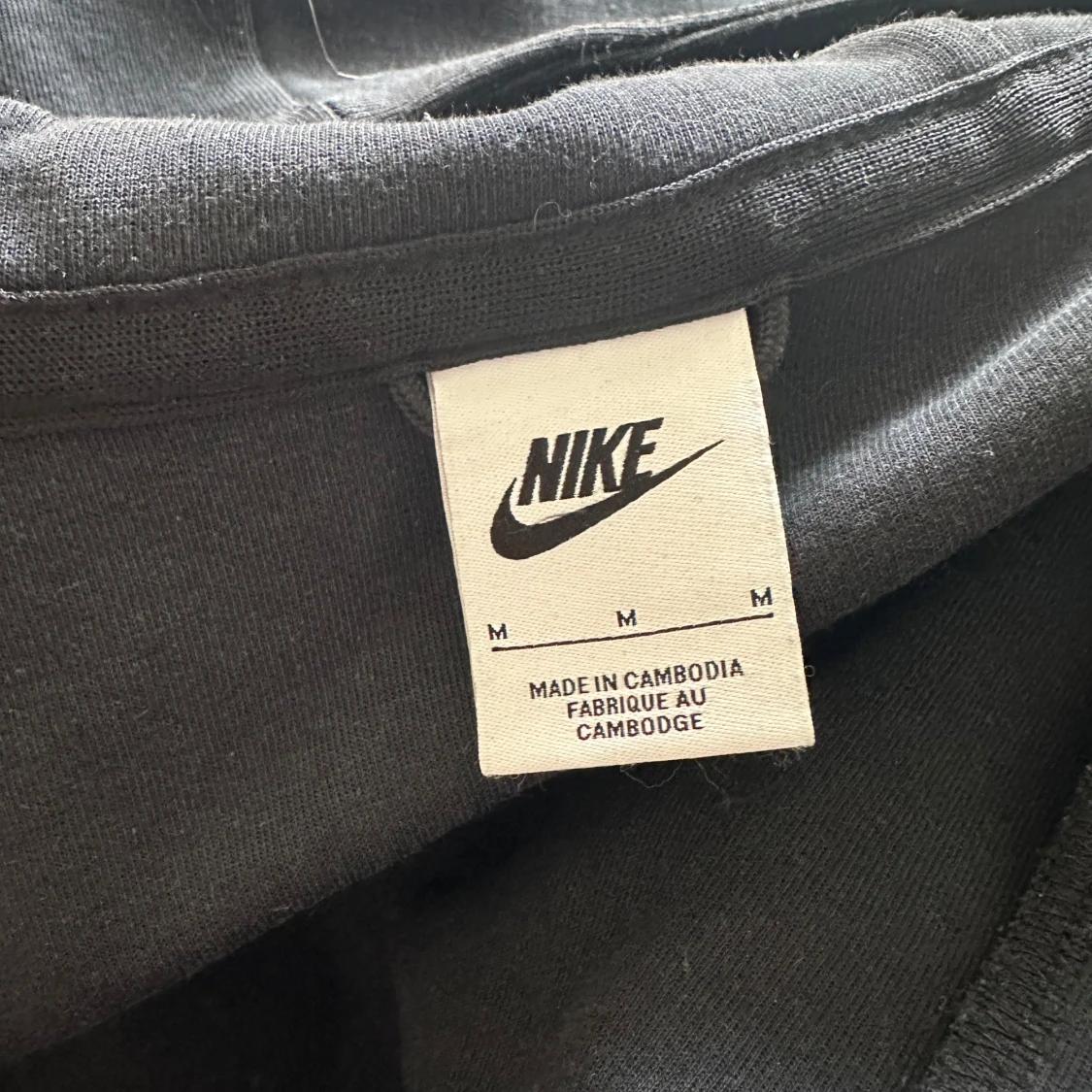 Svart zip-hoodie och sweatpants från Nike - 2