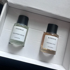 Oanvända parfymer - Säljer två parfymer från essence som endast har testsprutats, båda flaskorna innehåller 50ml. Säljer pga inte mina dofter. Kolla bild två och tre för doftbeskrivning. Nypris 360kr styck. Jag säljer en för 280 eller båda för 500.