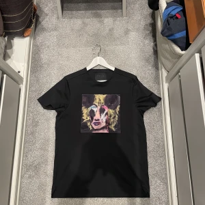 Limitato t shirt  - Limitato t shirt, sjukt snygg till våren. Tröjan är i otroligt bra skick och har inte används mycket alls, kommer box och certifikat. Skriv gärna om du har några frågor!🤩 Nypris 1700 kr