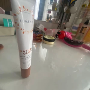 Lumene Natural Glow Moisturizing Primer - Lumene Natural Glow Moisturizing Primer i tubformat! Ger en fin och glowy bas under sminket💕🦄