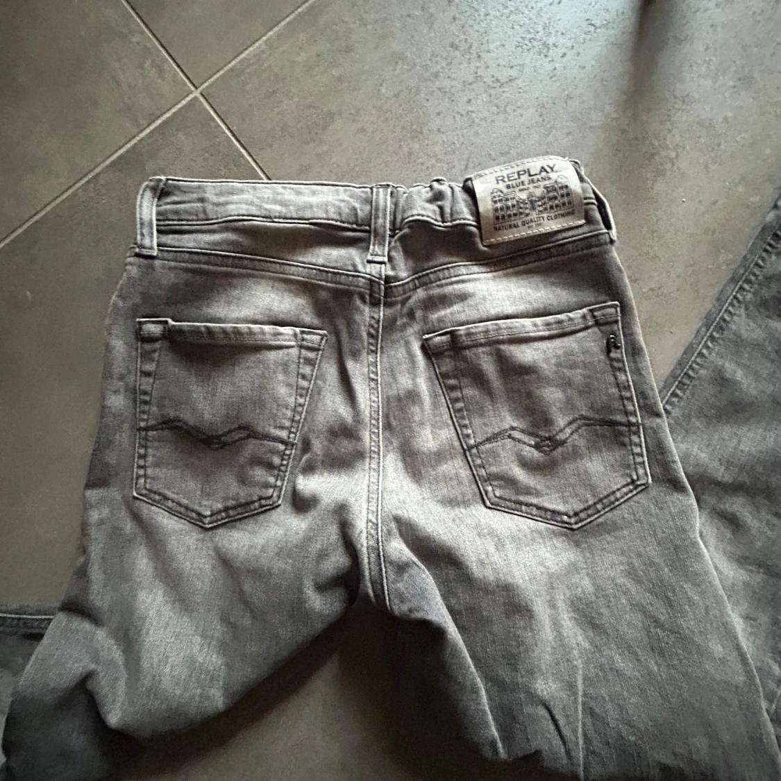 Grå jeansbyxor från Replay