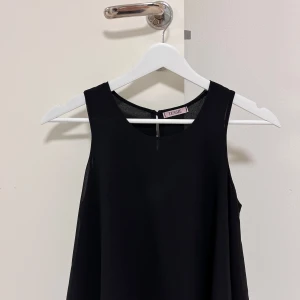 Svart topp från Tessie - Snygg blus från Tessie💕 super bra skick! Passar xs-s