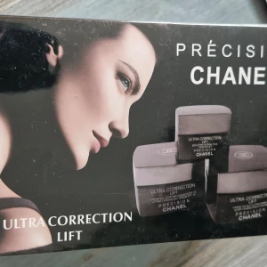 Chanel Précision Ultra Correction Lift Set - Lyxigt set från Chanel med Ultra Correction Lift-serien. Innehåller dagkräm med SPF 15, nattkräm och ögonkräm. Produkterna kommer i eleganta svarta burkar och är designade för att ge fastare och slätare hud. Perfekt för dig som vill ha exklusiv hudvård. 