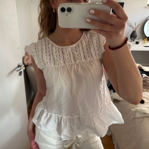 Vit topp - Vit topp/blus, fint skick jättesöt 💕