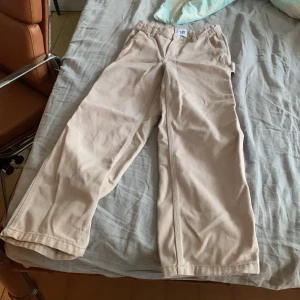 Beige cargobyxor med raka ben - Säljer ett par beige cargobyxor med raka, vida ben och flera stora fickor på sidorna. Byxorna har normal passform och är perfekta för en avslappnad stil. Materialet känns som bomull och de har klassisk cargodesign. Och en jousterbar midja! 💛🧡💛