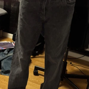 Baggy jeans från MyWear - Fina baggy jeans från MyWear, väldigt fint skick förutom att byxan är sönder längst ner på båda ben (bild 5). Jag är 181 och de passar perfekt i långt men lite stora i midjan.