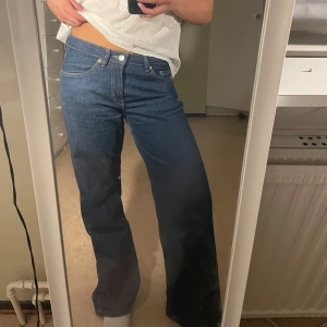 Blå wide leg jeans - Säljer ett par klassiska blå jeans från monkii med wide leg passform och mid-waist. Har en fin djup blå färg som passar bra till vad som! Ganska långa i benen för mig som är 172.