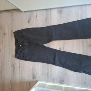 Bootcut Svarta jeans midwaist  - Snygga svarta jeans bootcut och midwaist 