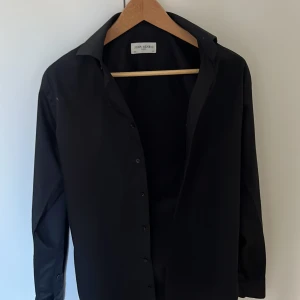 John Henric skjorta - John Henric skjorta används ej köpt i Stockholm på John Henrics egna butik nypris ligger på 899kr storleken är 37 så de motsvarar storlek S
